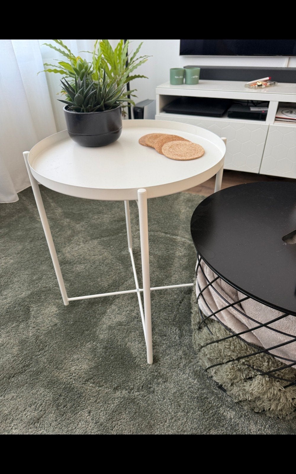 2 stuks. Bijzettafel of nachtkastje., Minder dan 55 cm, Metaal of Aluminium, Rond, Zo goed als nieuw