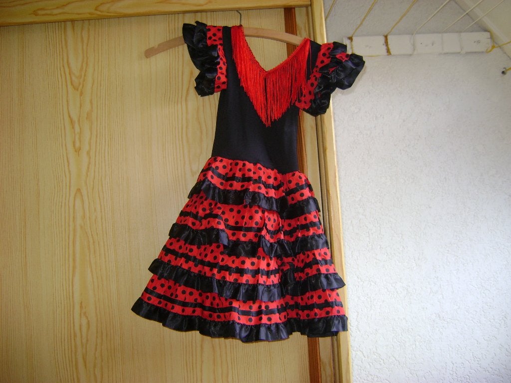spaanse jurk mt98 zwart met rode franjes 2 kanten hetzelfde, Kinderen en Baby's, Ophalen of Verzenden, Zo goed als nieuw, 104 of kleiner