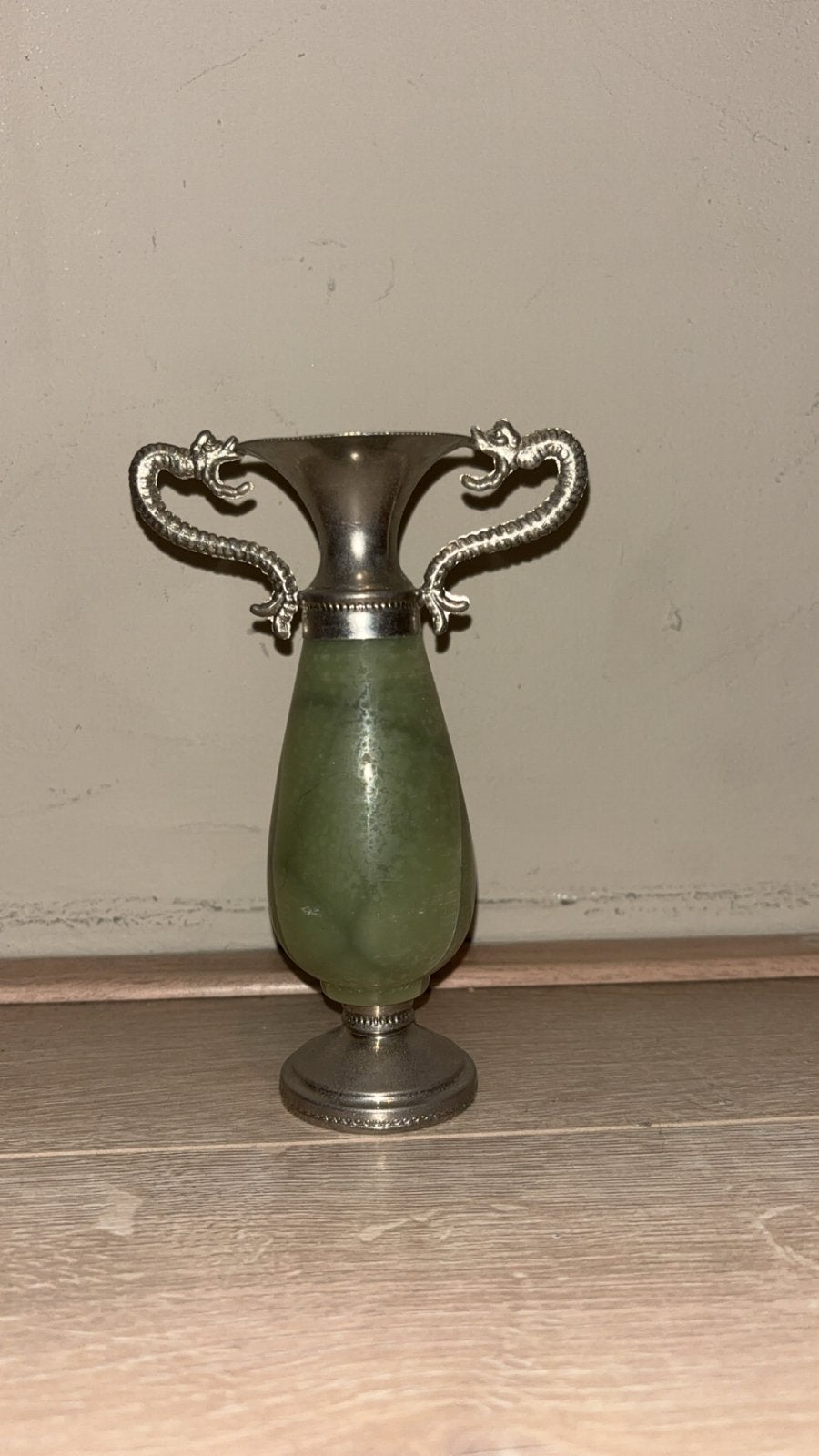 Decoratieve vaas met drakenhandvatten en groene steen, Antiek en Kunst, Ophalen of Verzenden