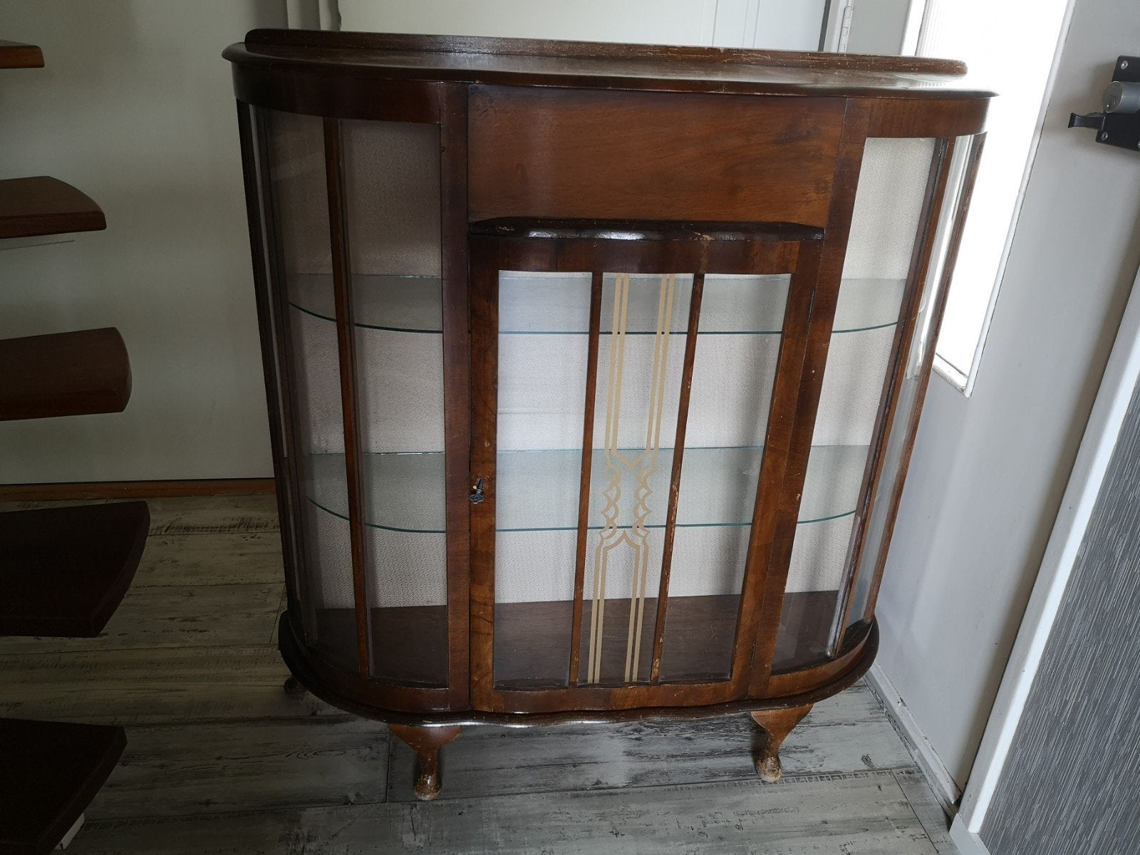 Engelse bowfront Art Deco Vitrinekast jaren 40/50, Ophalen