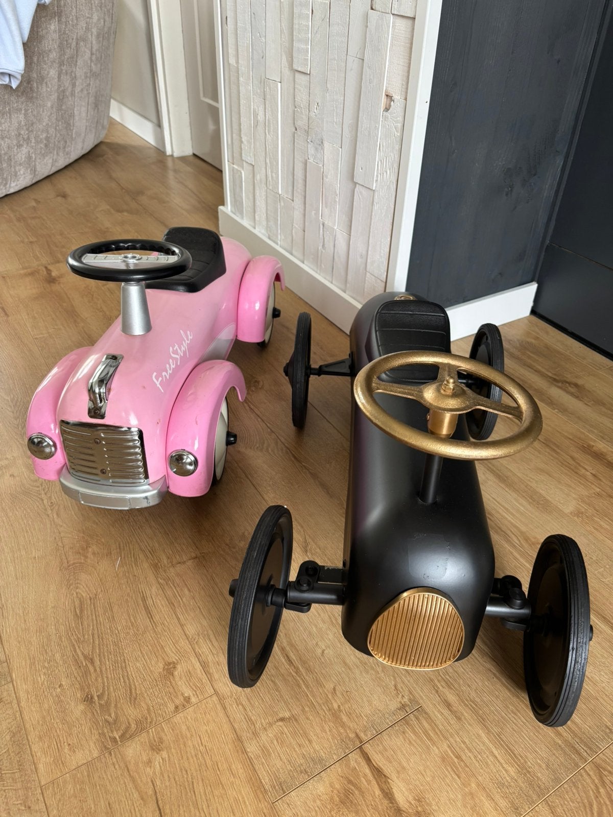 2 nieuwstaat retrometalen kinder loopauto’s roze & mat zwart, Ophalen of Verzenden, Zo goed als nieuw