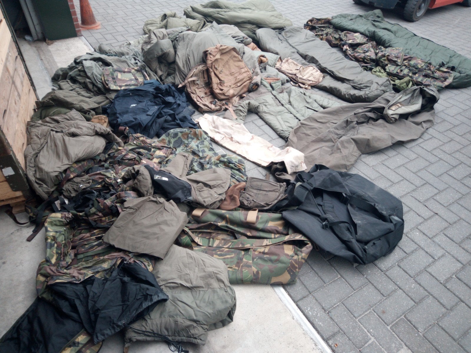 Grote partij leger spullen b keuze en reparatie. Pallet vol, Verzamelen, Militaria | Algemeen, Ophalen, Landmacht, Nederland