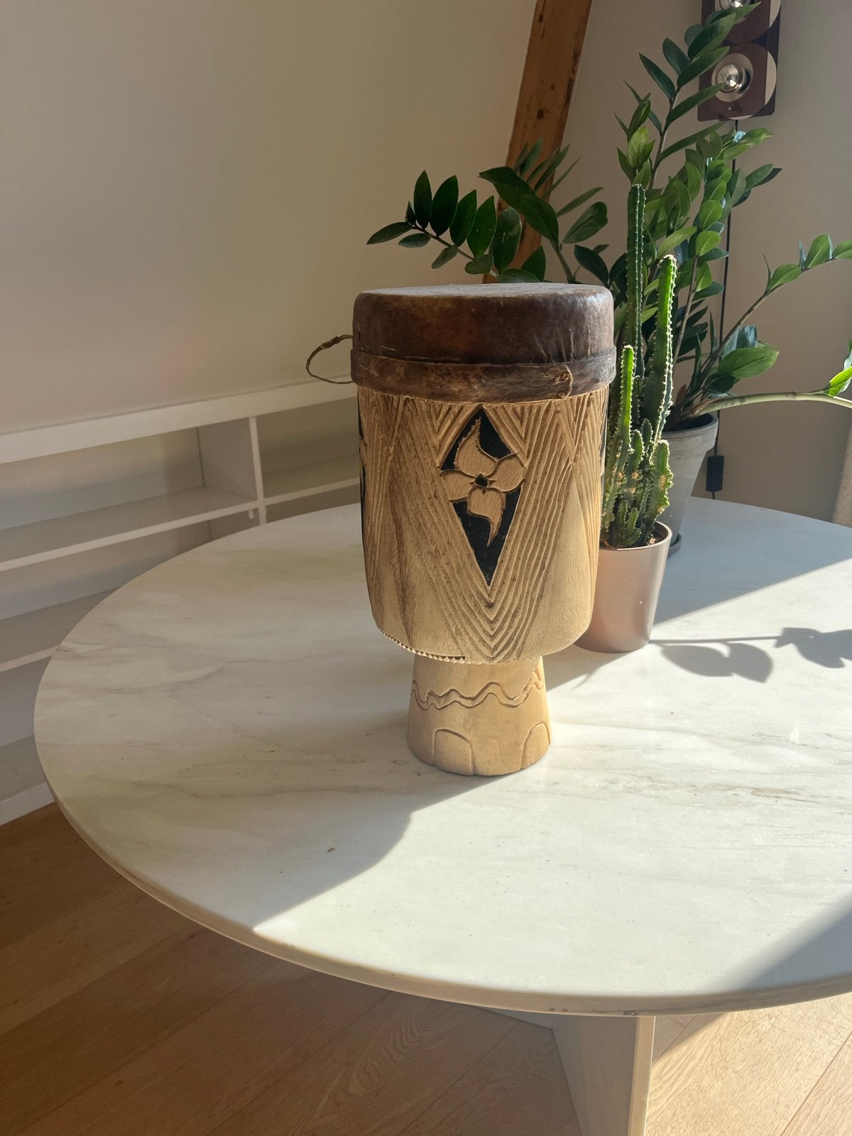 Decoratieve Afrikaanse trommel, handgesneden hout, Antiek en Kunst, Hout, Bruin, Afrika, Overige typen