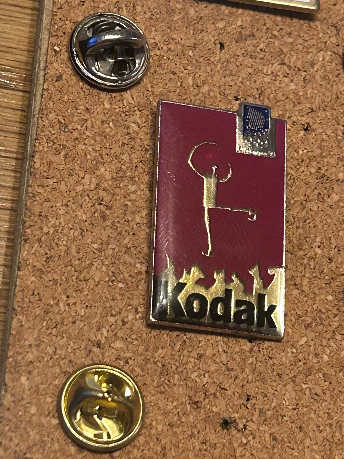 Vintage Kodak kunstschaatsen Pin Olympische spelen, Ophalen of Verzenden, Zo goed als nieuw, Sport, Speldje of Pin