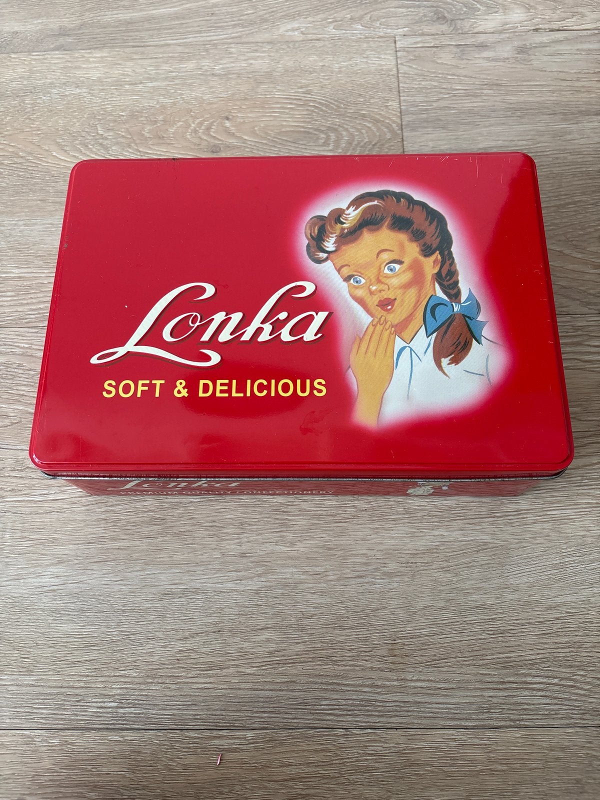 Vintage Lonka blik - Rood met meisje, Verzamelen, Ophalen of Verzenden, Gebruikt, Koek(jes), Overige merken
