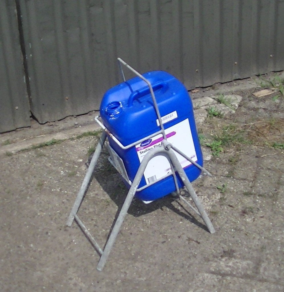 💥Jerrycan kantel hulp /schenkhulp / kantelbare houder💥, Ophalen, Gebruikt
