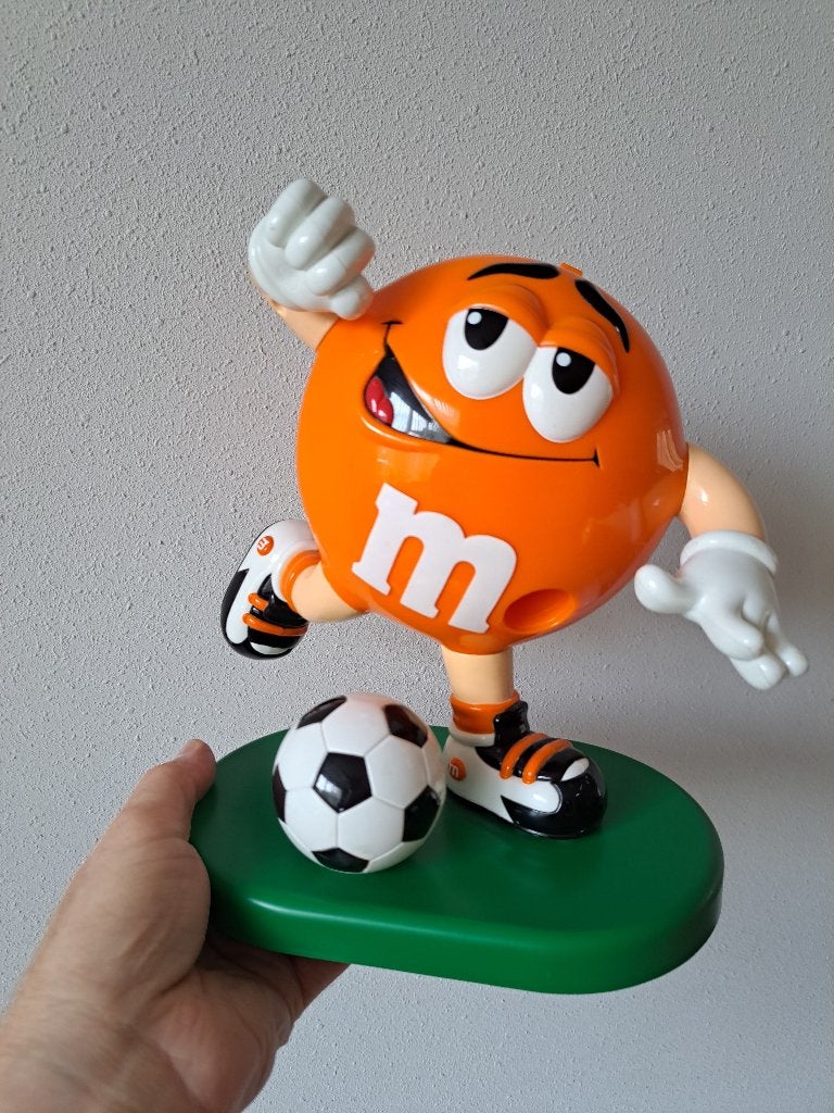 Grote voetballer snoepdispenser van kunststof M&M's, Ophalen of Verzenden, Gebruikt, Gebruiksvoorwerp