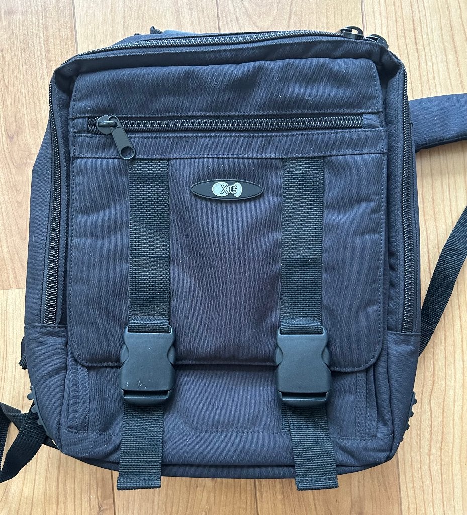 Compacte zwarte rugzak met vakken, geschikt voor laptop, Sieraden, Tassen en Uiterlijk, Tassen | Rugtassen, 25 tot 40 cm, Nieuw