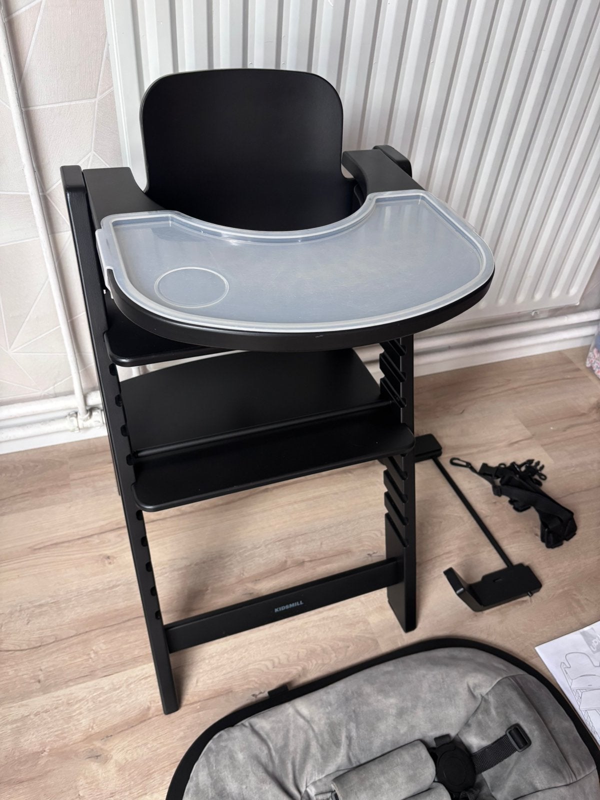 Foto 3 van Kidsmill UP Kinderstoel zwart met baby en newbornset Grey
