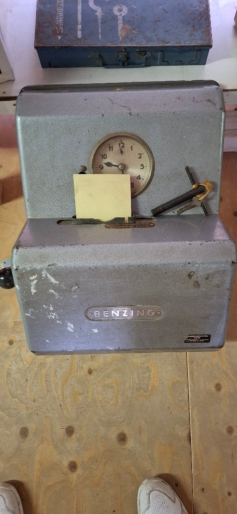 prikklok uit fabriek ruim 50 jaar geleden, Ophalen