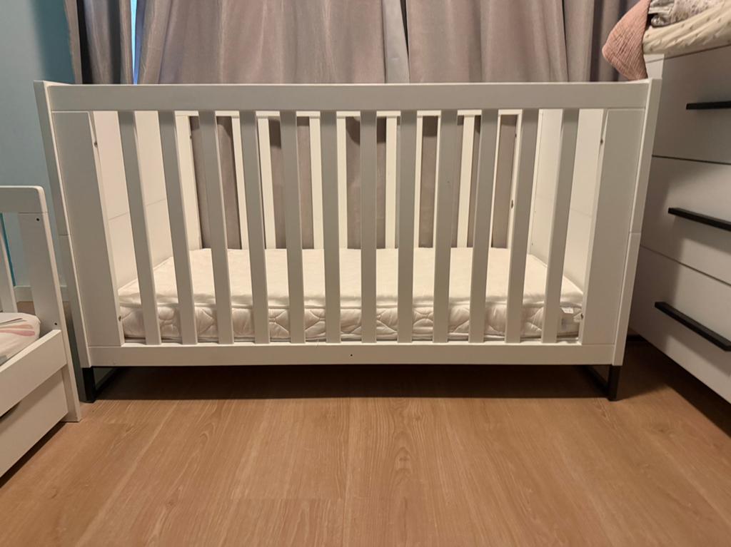 Wit ledikant/junior bed met matras 70x140cm, Ophalen, Zo goed als nieuw, Ledikant
