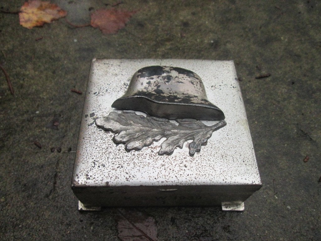 Doosje met Miniatuur Duitse helm 1939, decoratief apart item, Ophalen of Verzenden, Landmacht, Nederland, Helm of Baret