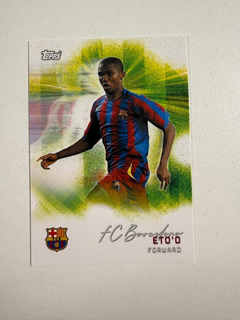 33 Samuel Eto'o Topps FC Barcelona Team Set 2025-26, Ophalen of Verzenden, Nieuw, Buitenlandse clubs, Poster, Plaatje of Sticker