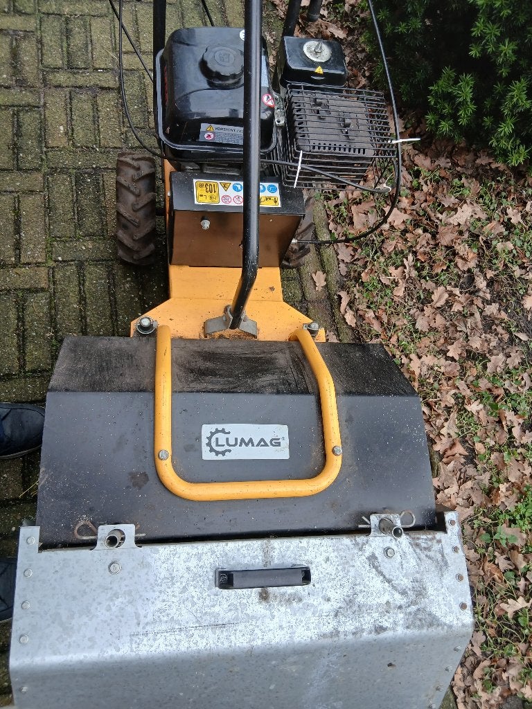 Veegmaschine met sneeuwschuiver, Tuin en Terras, Ophalen, Zo goed als nieuw, Overige soorten, Lumag