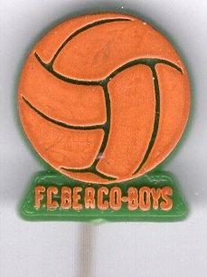 F.C. Berco Boys oranje op groen plastic speldje ( Z_178a ), Verzenden, Zo goed als nieuw, Sport, Speldje of Pin