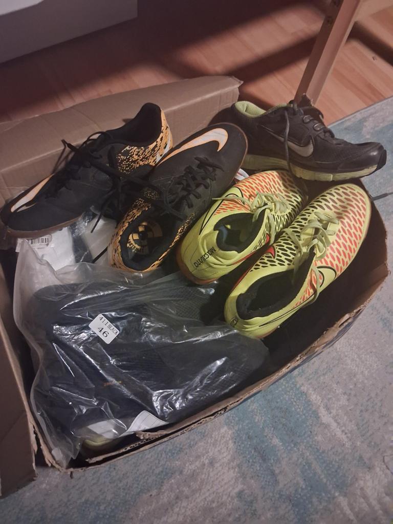 Doos met 16 paar zo goed als nieuwe schoenen (Nike, Adidas), Ophalen, Zo goed als nieuw, Nike, Adidas, Sneakers of Gympen