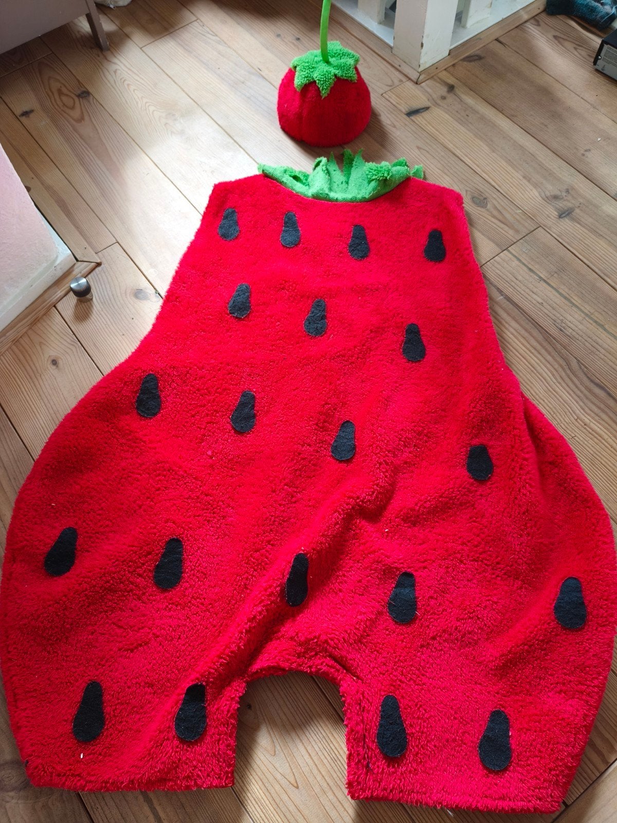 aardbeipak volwassenen met muts carnaval, Ophalen of Verzenden, Gedragen, Overige maten, Aardbei