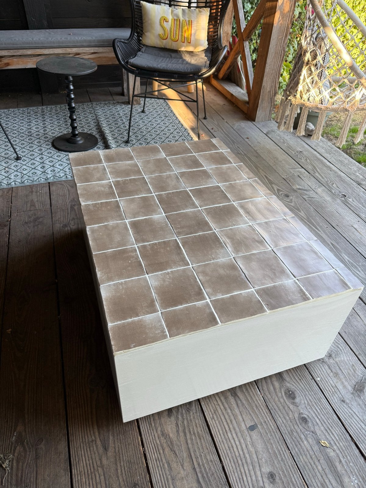 Grote salon tafel met unieke keramieke tegeltjes, Huis en Inrichting, Ophalen, Zo goed als nieuw