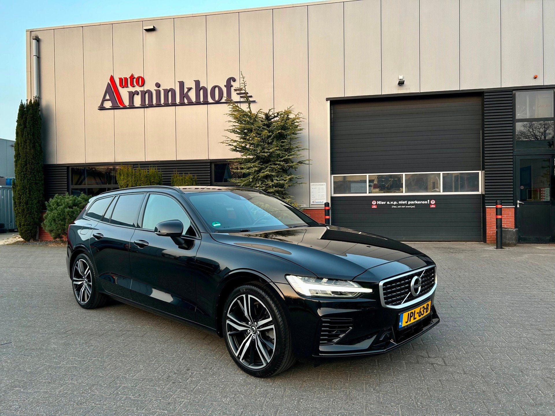 Volvo V60 2.0 T5 R-Design standkachel, camera,carplay, trekh, 4 cilinders, 1969 cc, Zwart, Lichtsensor