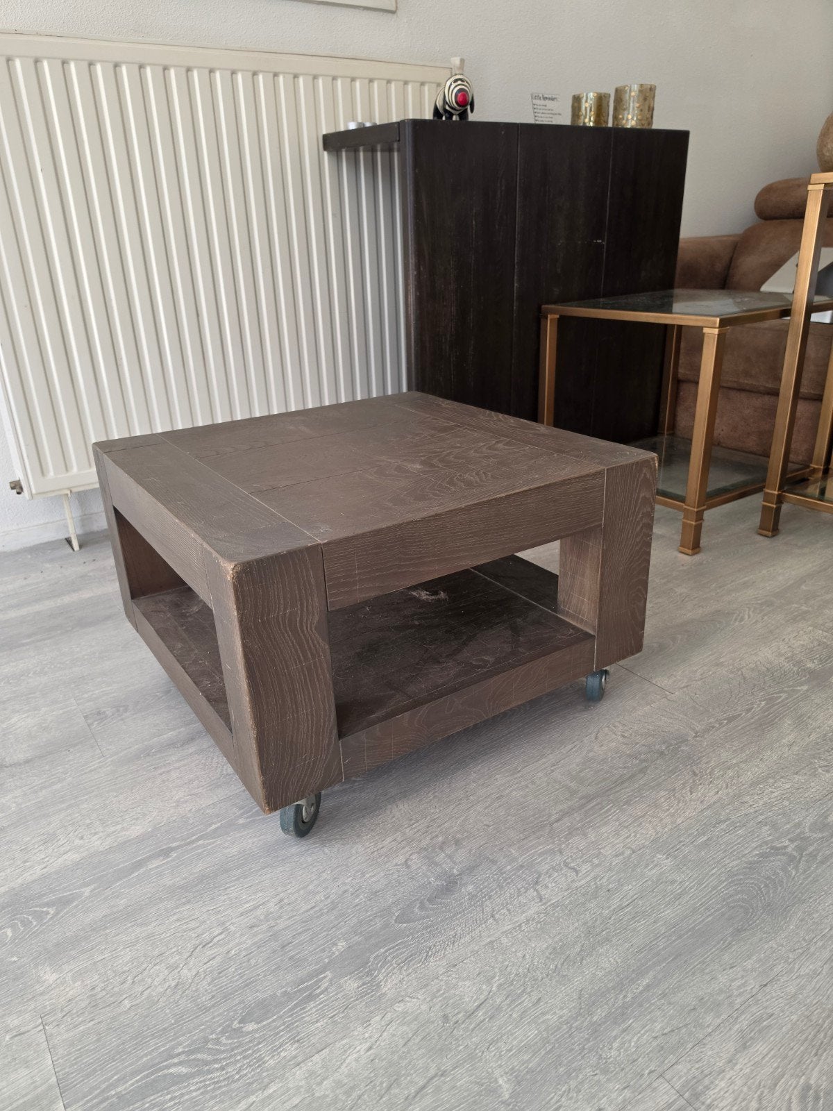 Donkerbruine salontafel op wieltjes, Ophalen of Verzenden