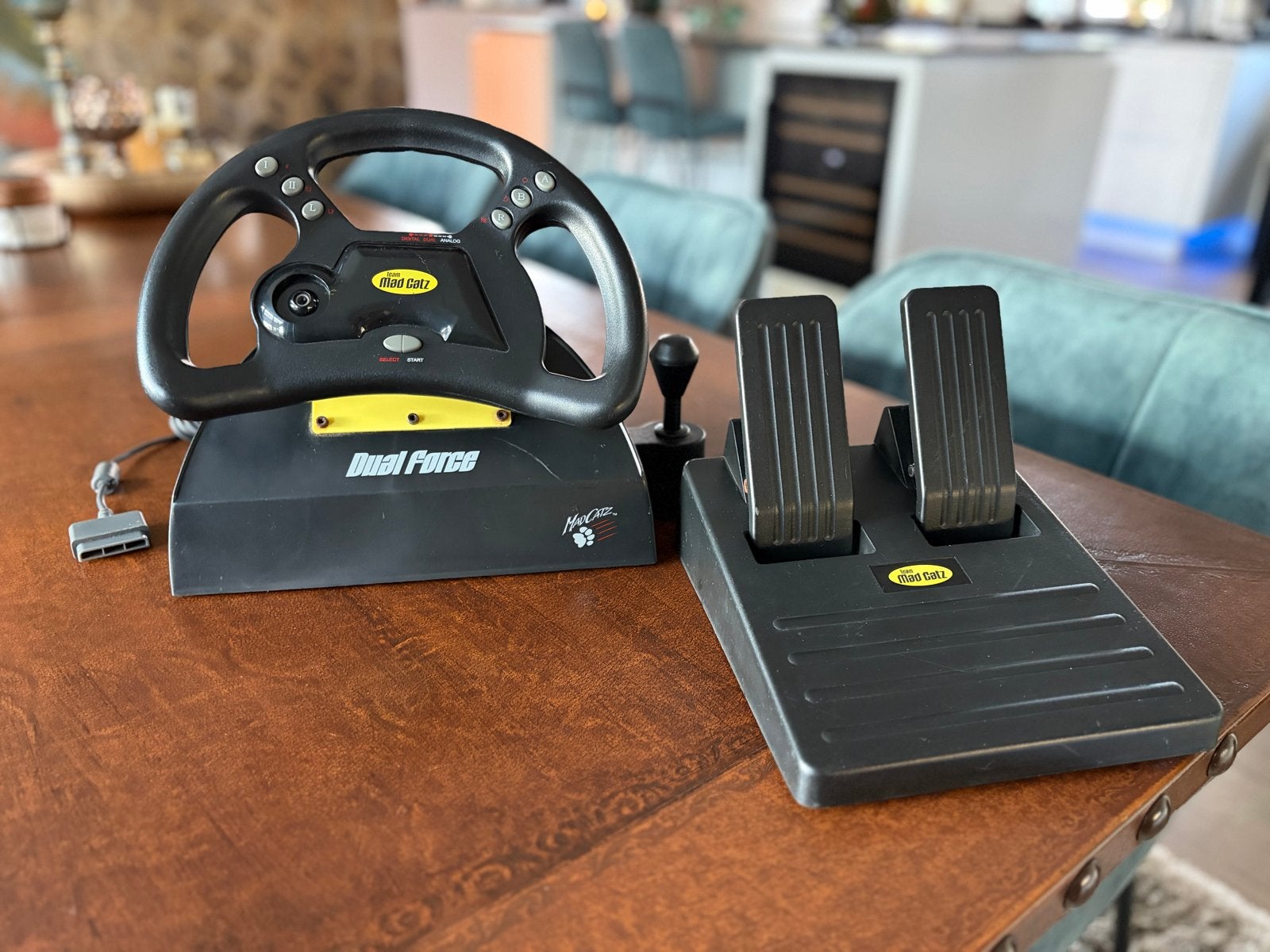 Mad Catz Dual Force racestuur met pedalen voor PlayStation, Spelcomputers en Games, Ophalen of Verzenden, Gebruikt, Stuur of Pedalen