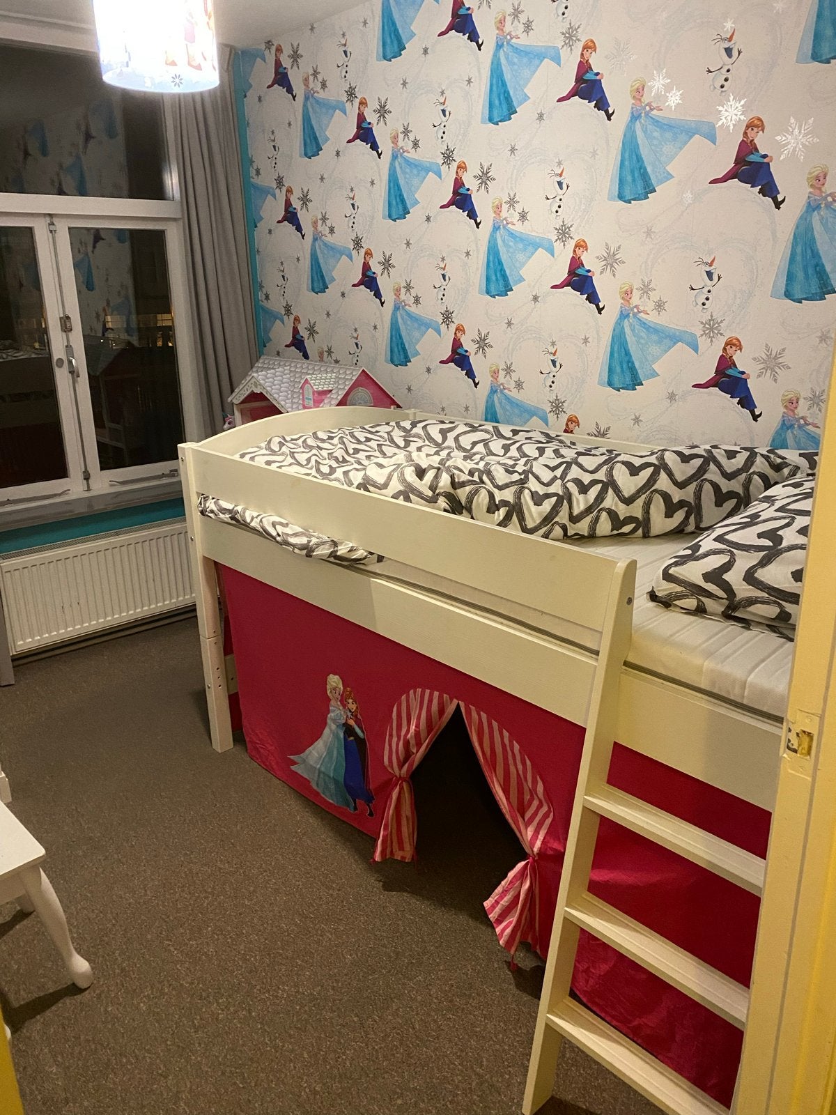 Kinderbed met Frozen thema en speelruimte, Ophalen, Gebruikt, 90 cm, Eenpersoons