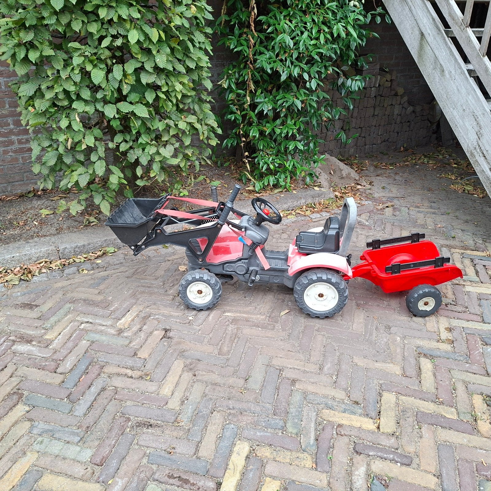 Rode traptractor met aanhanger en voorlader, Ophalen, Gebruikt, Trapvoertuig