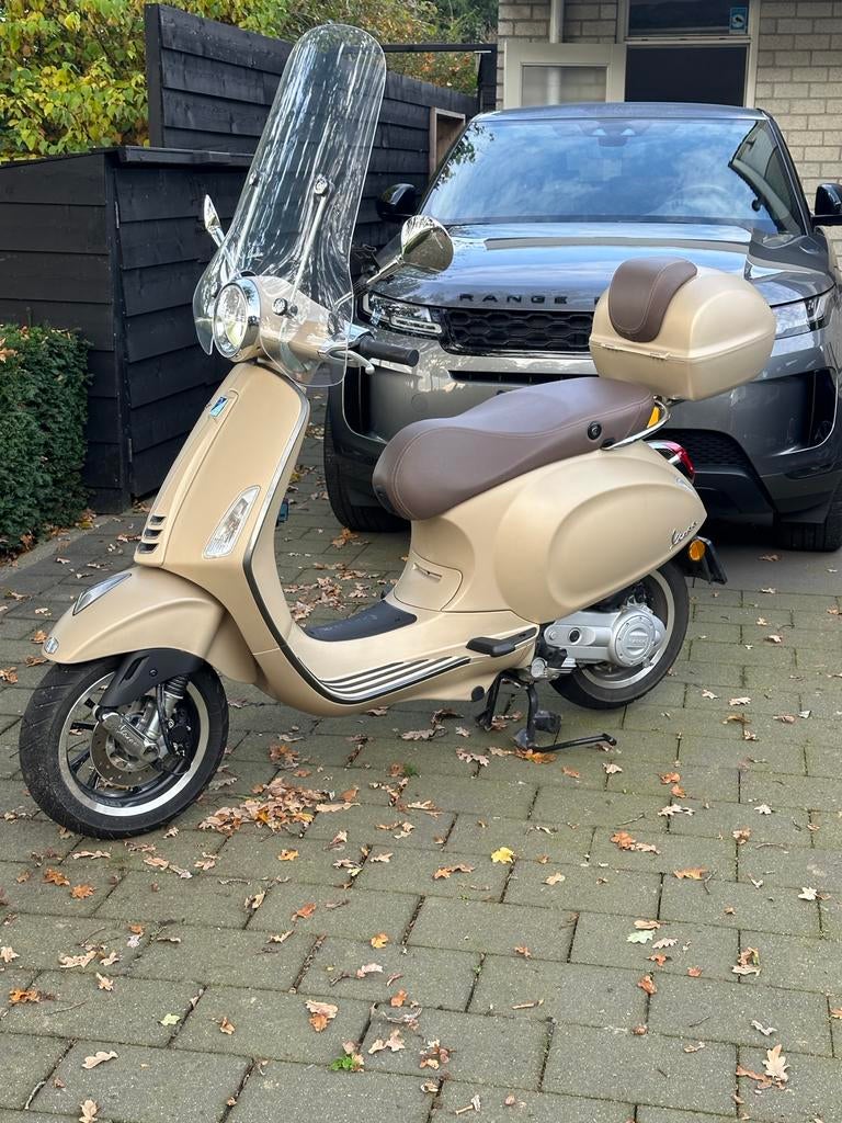Vespa Primavera scooter kleur champagne ( geel kenteken), Ophalen, Overige modellen, Maximaal 45 km/u, Zo goed als nieuw