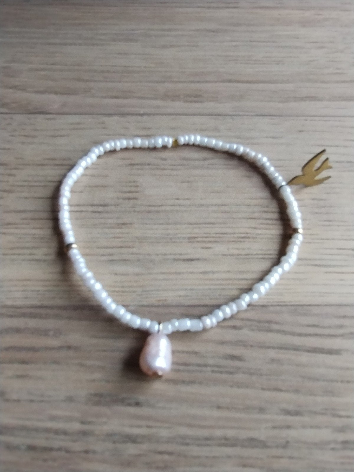 Handgemaakt armbandje in pasteltinten met gold plated zwaluw, Sieraden, Tassen en Uiterlijk, Armbanden, Ophalen of Verzenden, Nieuw