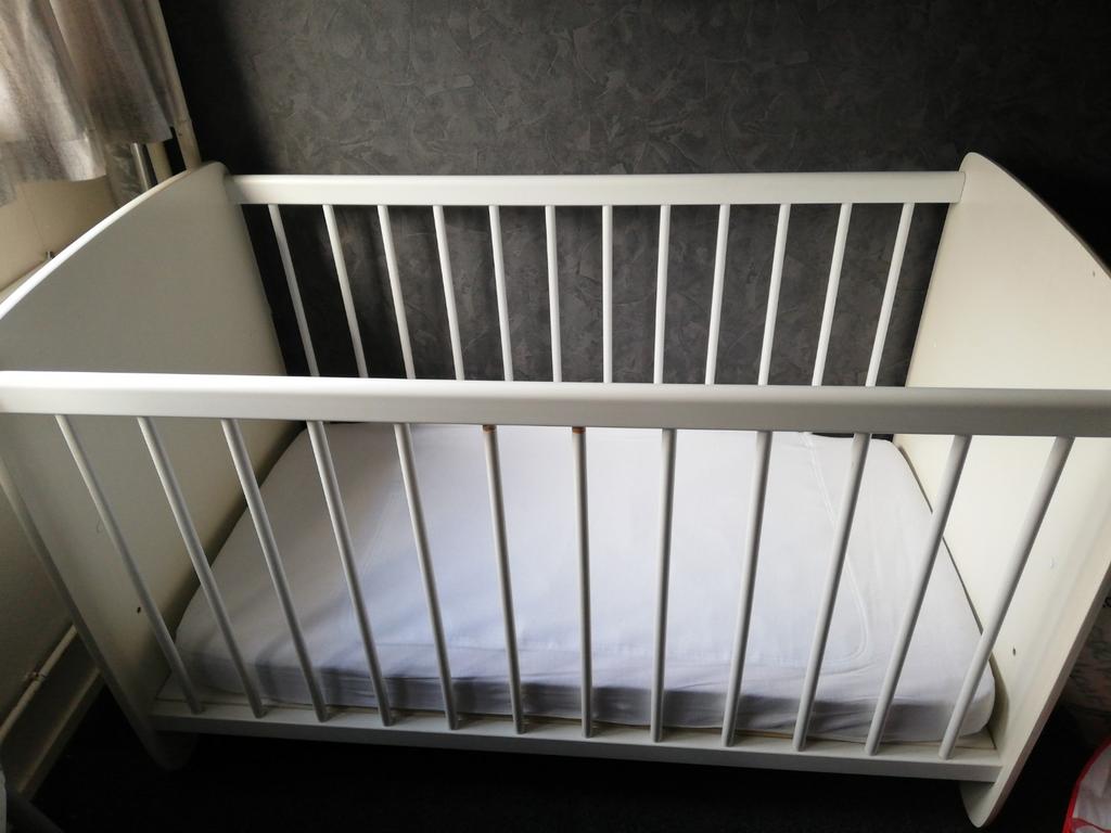 Wit baby ledikantje met uitneembare spijltjes, Ophalen of Verzenden, Ledikant