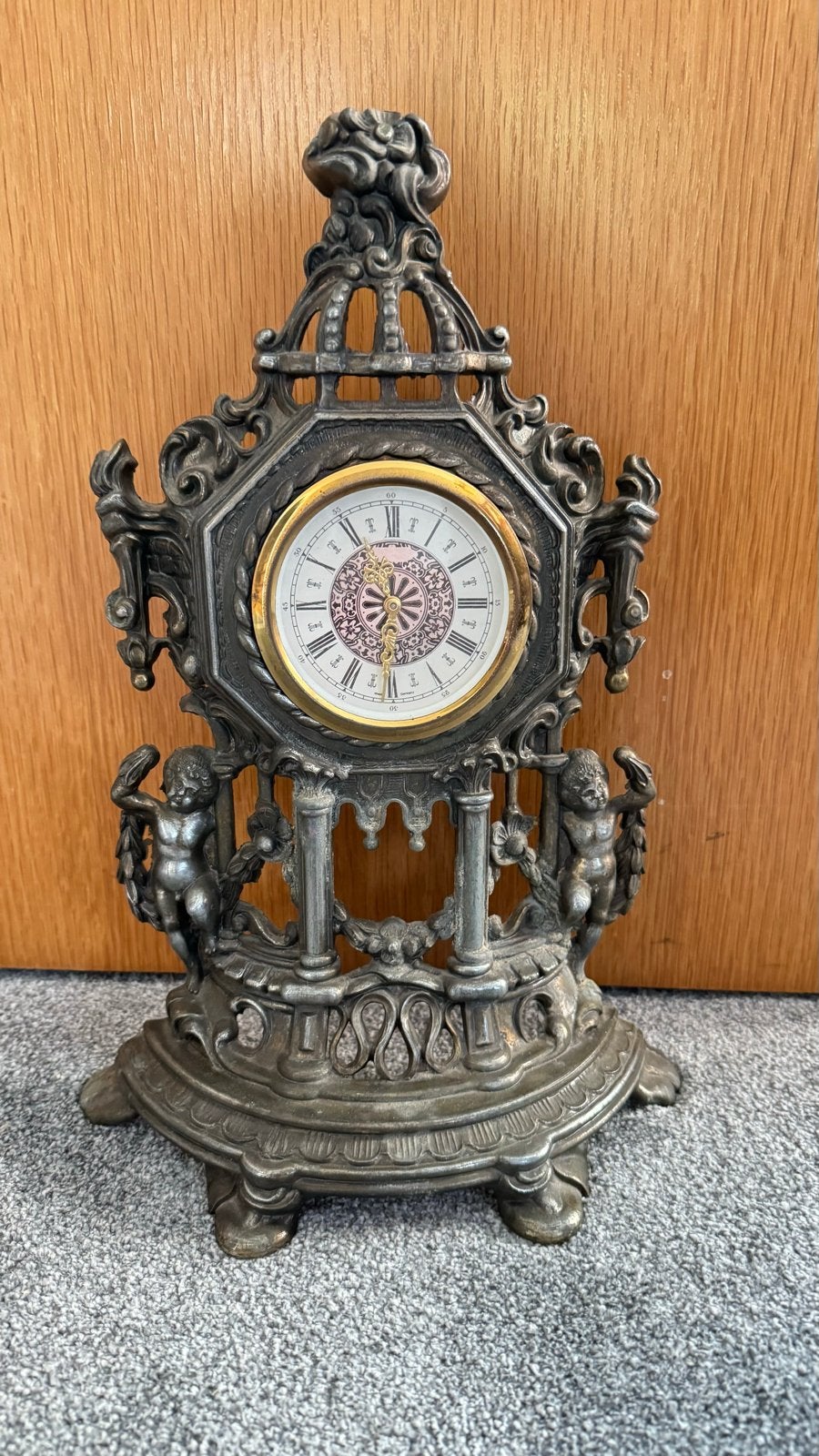 Antieke bronzen tafelklok met cherubijnen, Ophalen