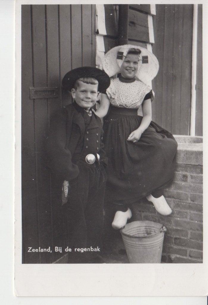 D111 ansichtkaart klederdracht Zuid Beveland jaren 50, Ophalen of Verzenden, 1940 tot 1960, Gelopen, Klederdracht