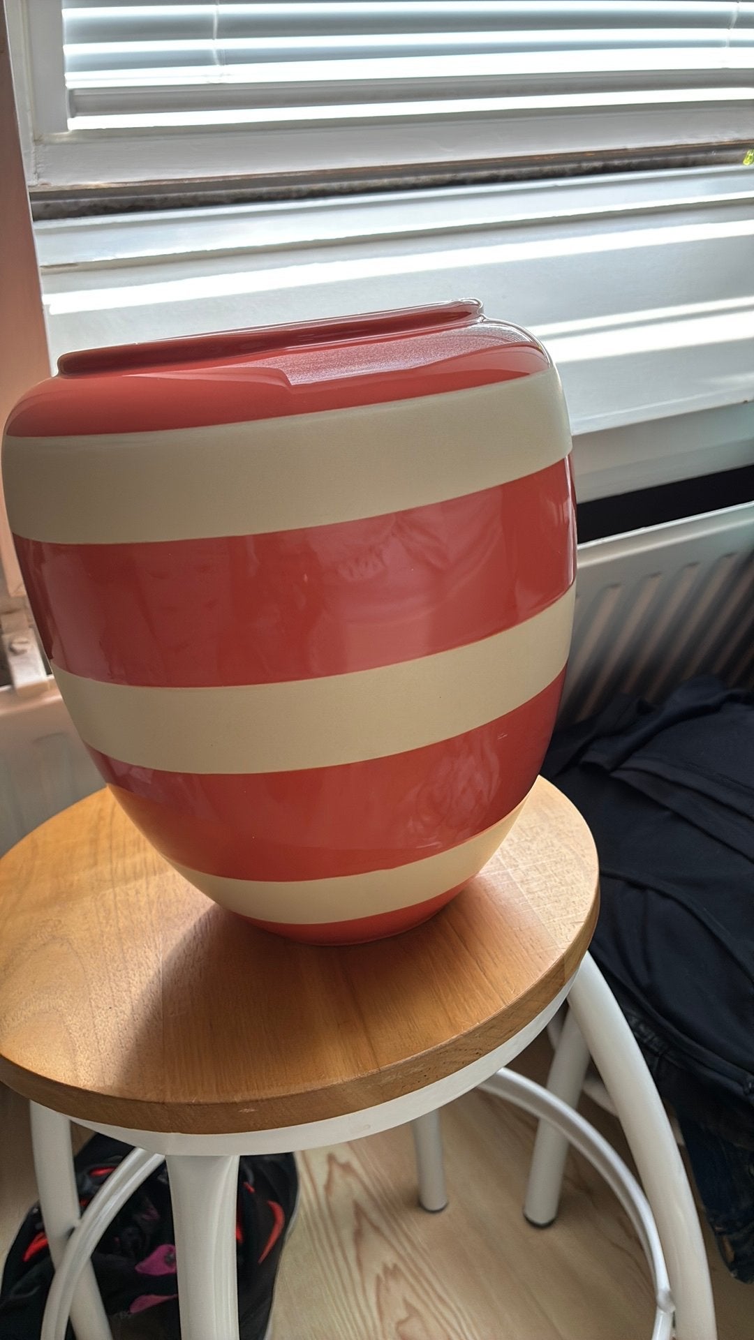 Trendy vaas hema   25 cm. Hoog  omtrek 69  diameter 22 cm, Huis en Inrichting, Woonaccessoires | Vazen, Ophalen of Verzenden, Oranje