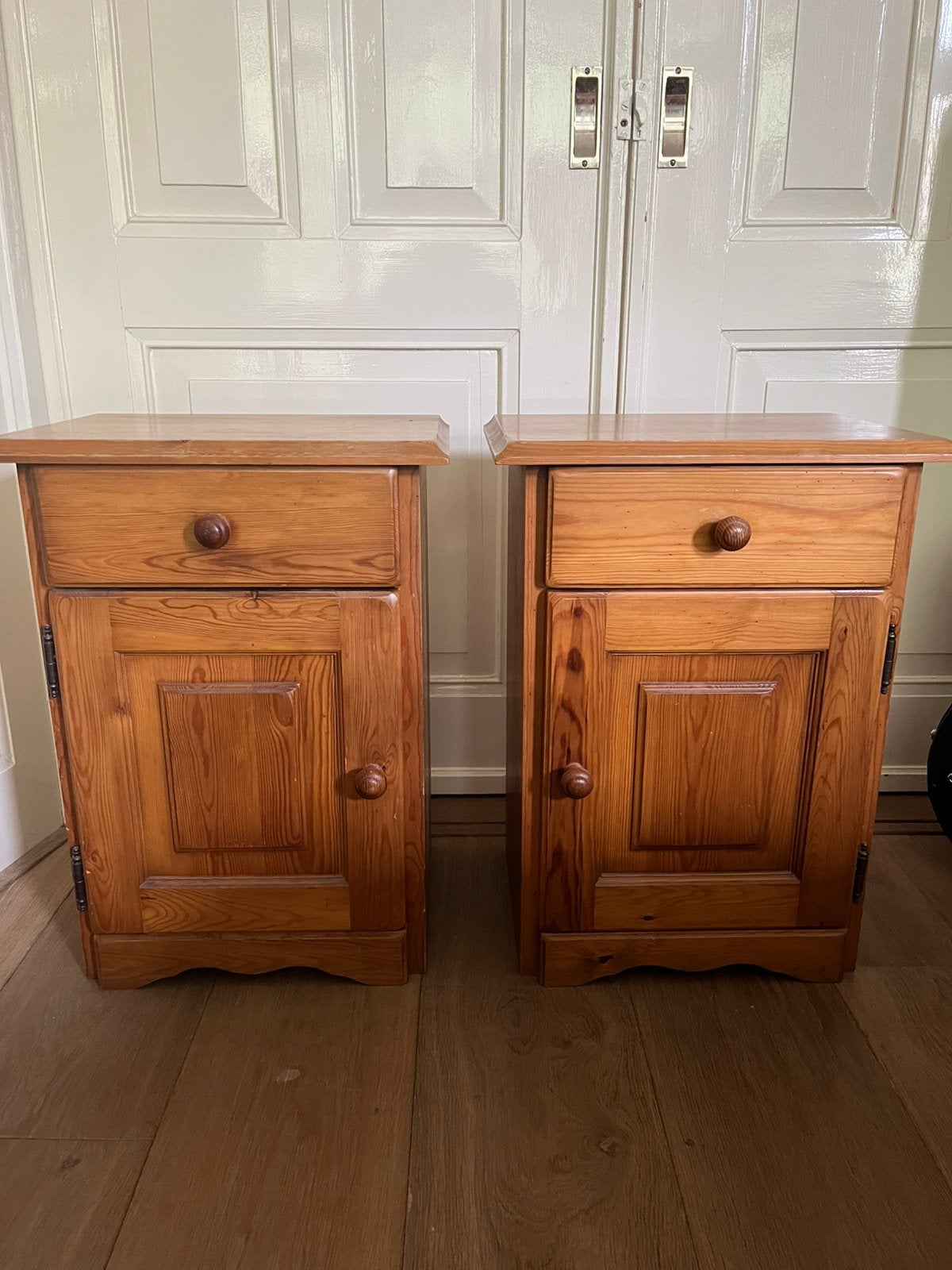 2 Houten nachtkastjes / bedkastjes, Ophalen, Gebruikt, Hout, 45 tot 65 cm