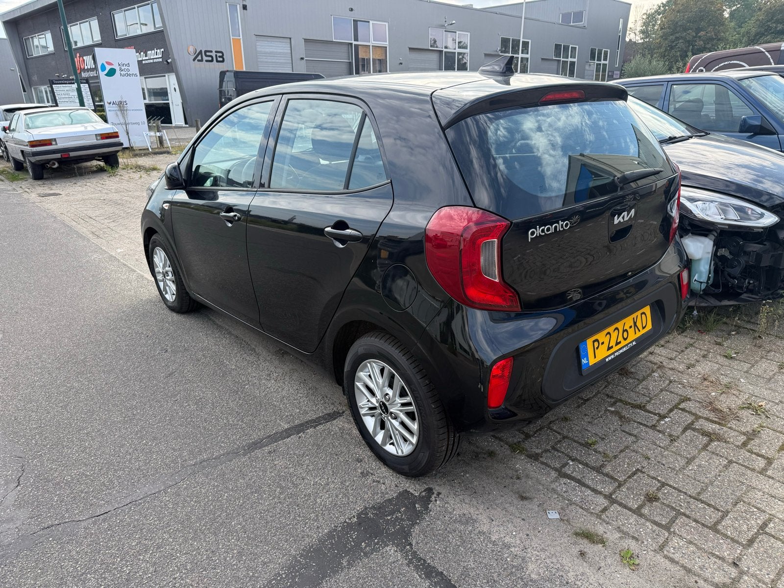 Foto 4 van Kia Picanto 1.0 DPi AMT 67pk 4-zits 2022 Zwart