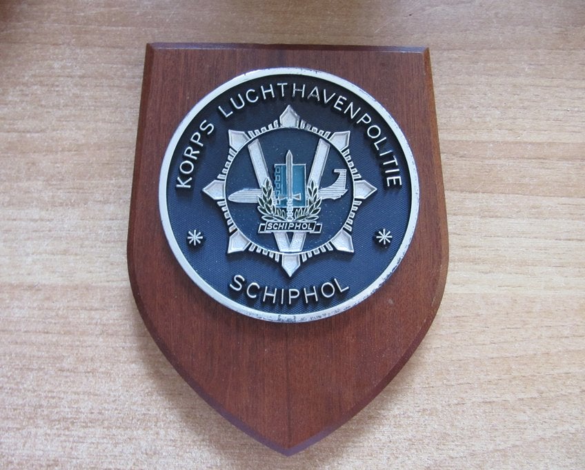 Wapenschild Korps Luchthavenpolitie Schiphol, Verzenden, Overige soorten, Nederland, Overige typen
