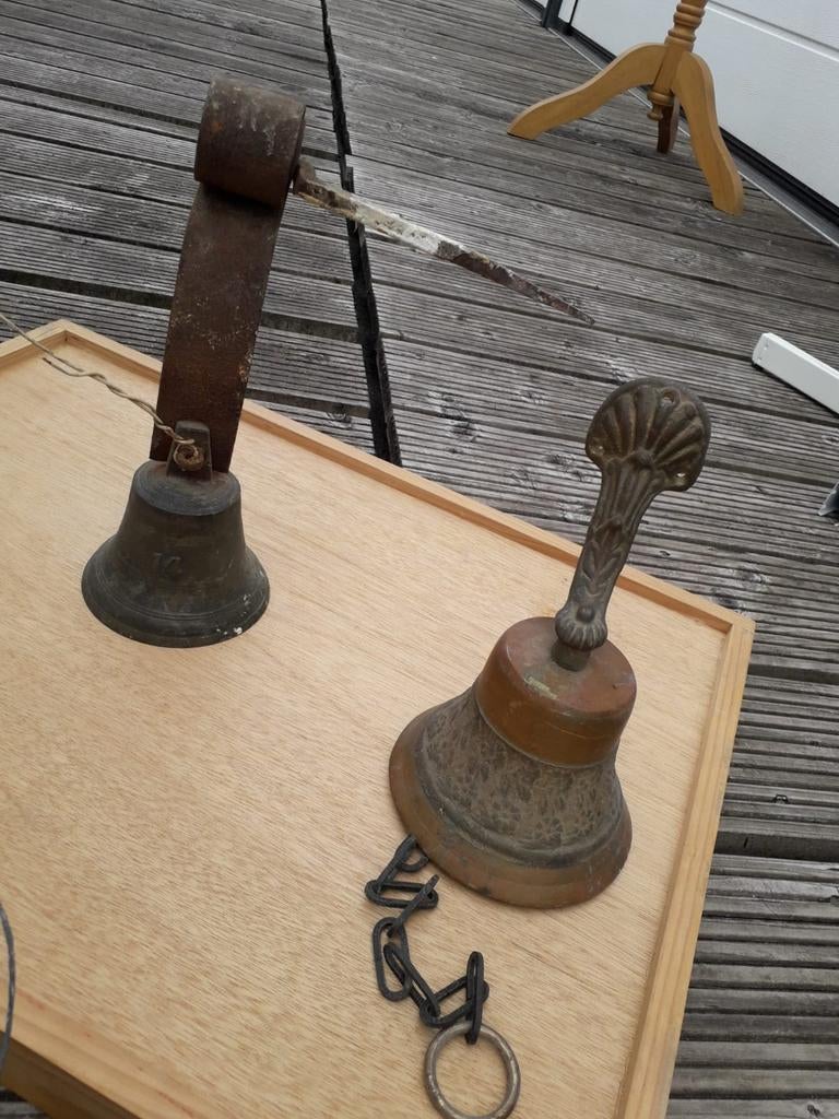 Koperen deurbellen, Ophalen