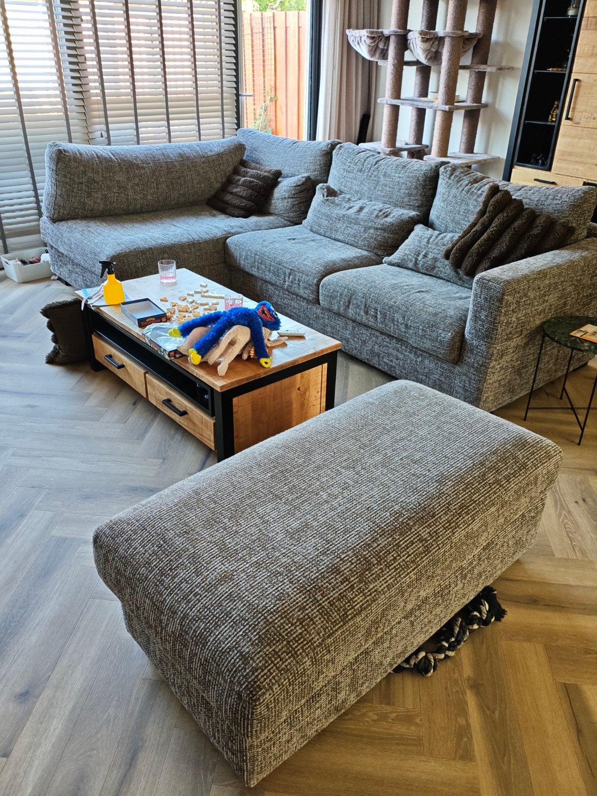 Comfortabele hoekbank met hocker stof met losse kussens, Modern, Comfortabel, 250 tot 300 cm, Gebruikt, 100 tot 125 cm