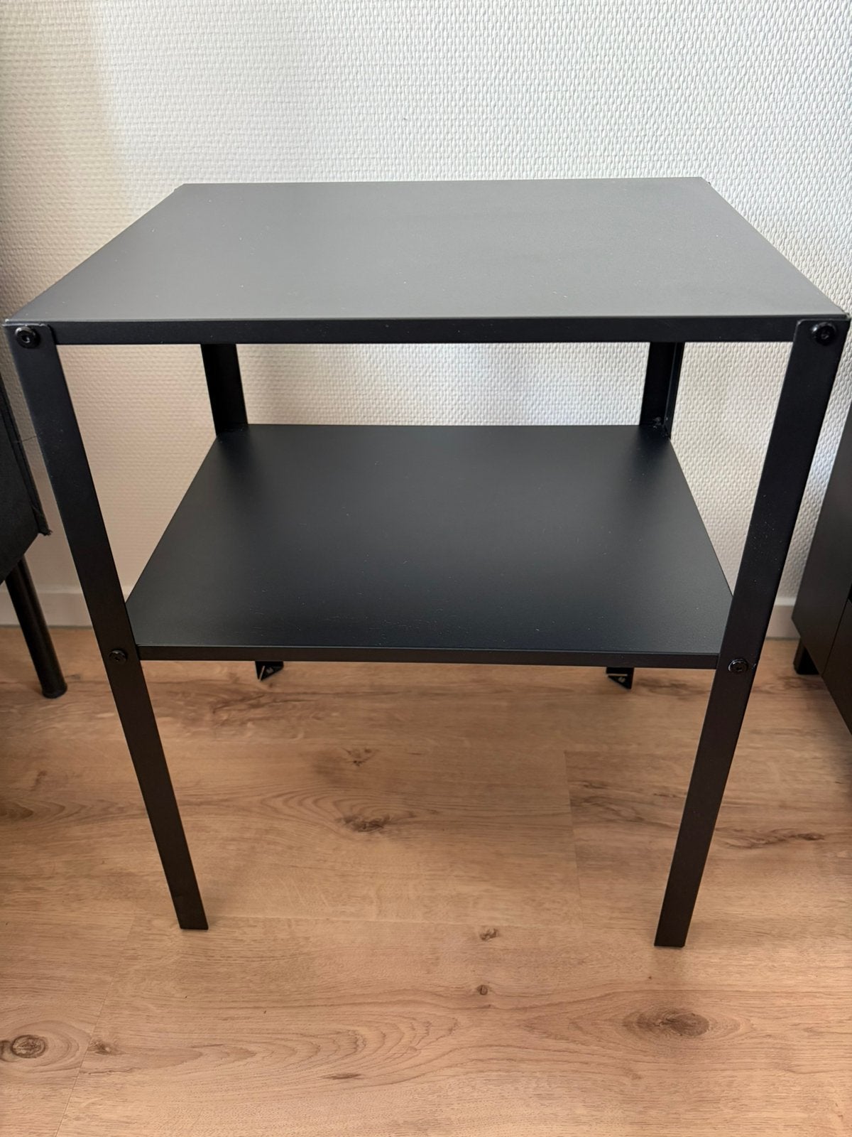 IKEA KNARREVIK Nachtkastje/bijzettafel zwart, 42x34cm, Huis en Inrichting, Tafels | Bijzettafels, Zo goed als nieuw, Rechthoekig