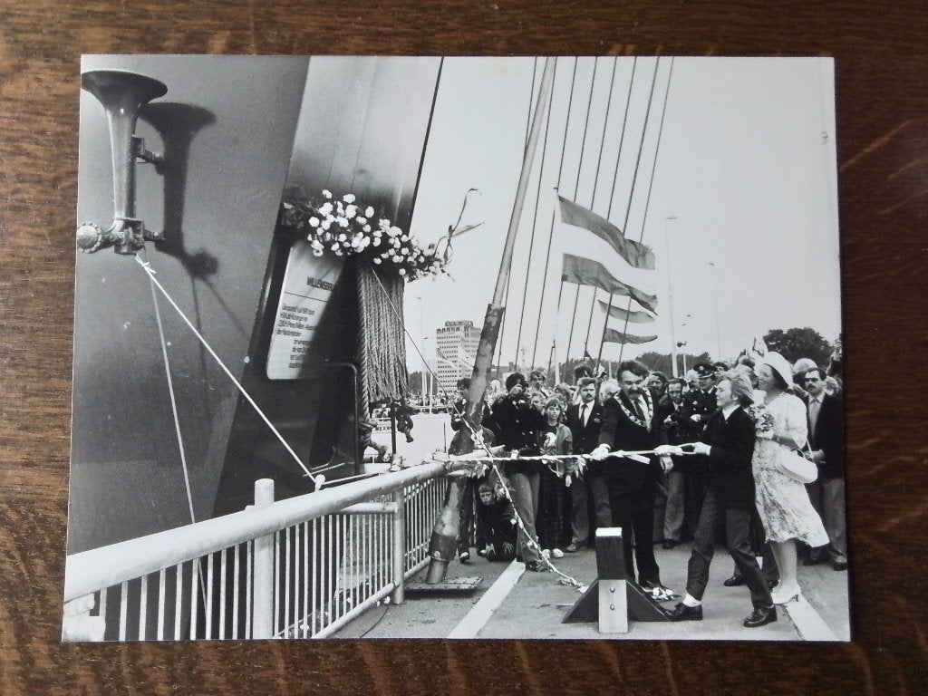 Persfoto.  Alexander Opent de Willemsbrug in Rotterdam 1981, Verzenden, Nieuw, Nederland, Kaart, Foto of Prent