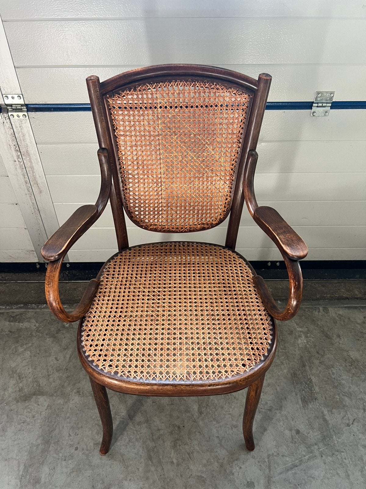 Mooie ZELDZAME FISCHEL Thonet Armstoel WEBBING Zitting + Rug, Huis en Inrichting, Ophalen, Gebruikt, Bruin, Michel FISCHEL Thonet Klassiek