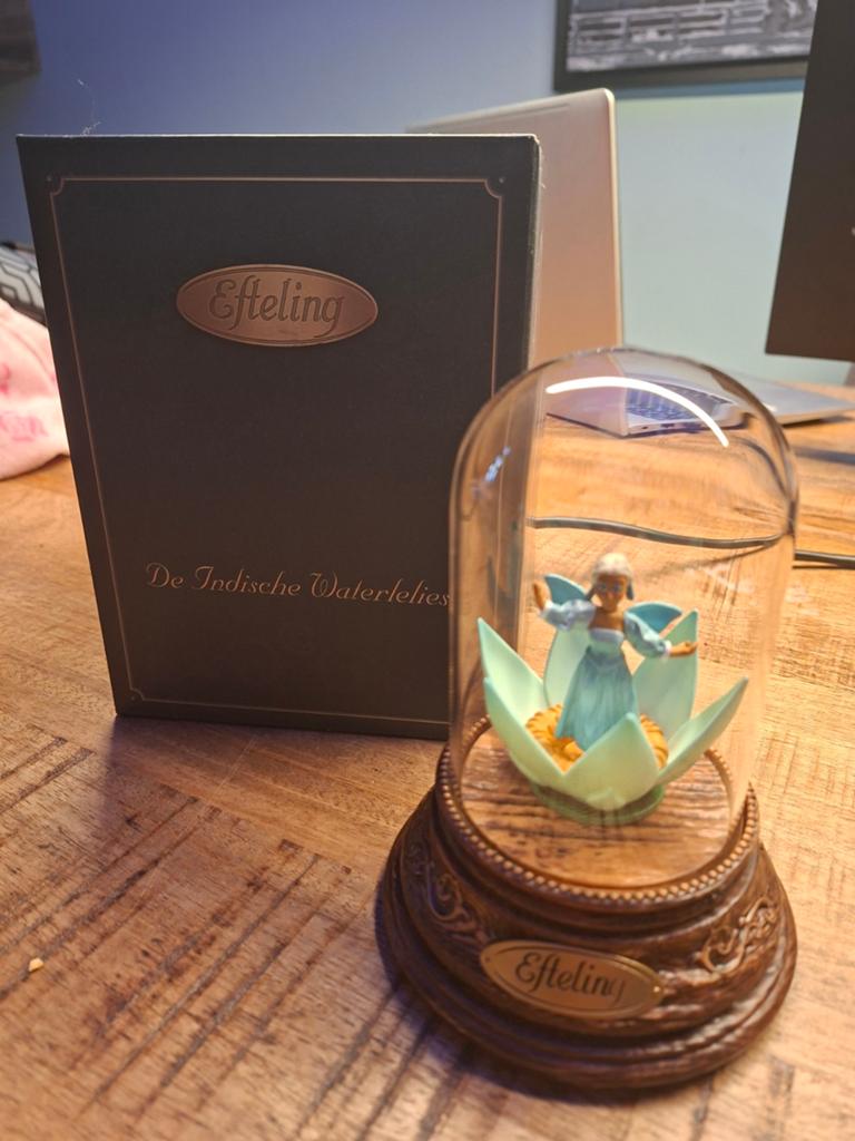 Efteling De Indische Waterlelies Beeldje onder stolp, Verzamelen, Efteling, Nieuw, Beeldje of Poppetje, Ophalen of Verzenden