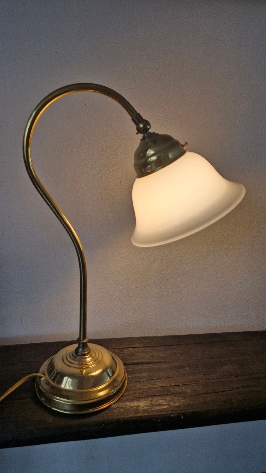 Vintage messing bureaulamp met opaline glazen kap, Antiek en Kunst, Antiek | Lampen, Ophalen of Verzenden