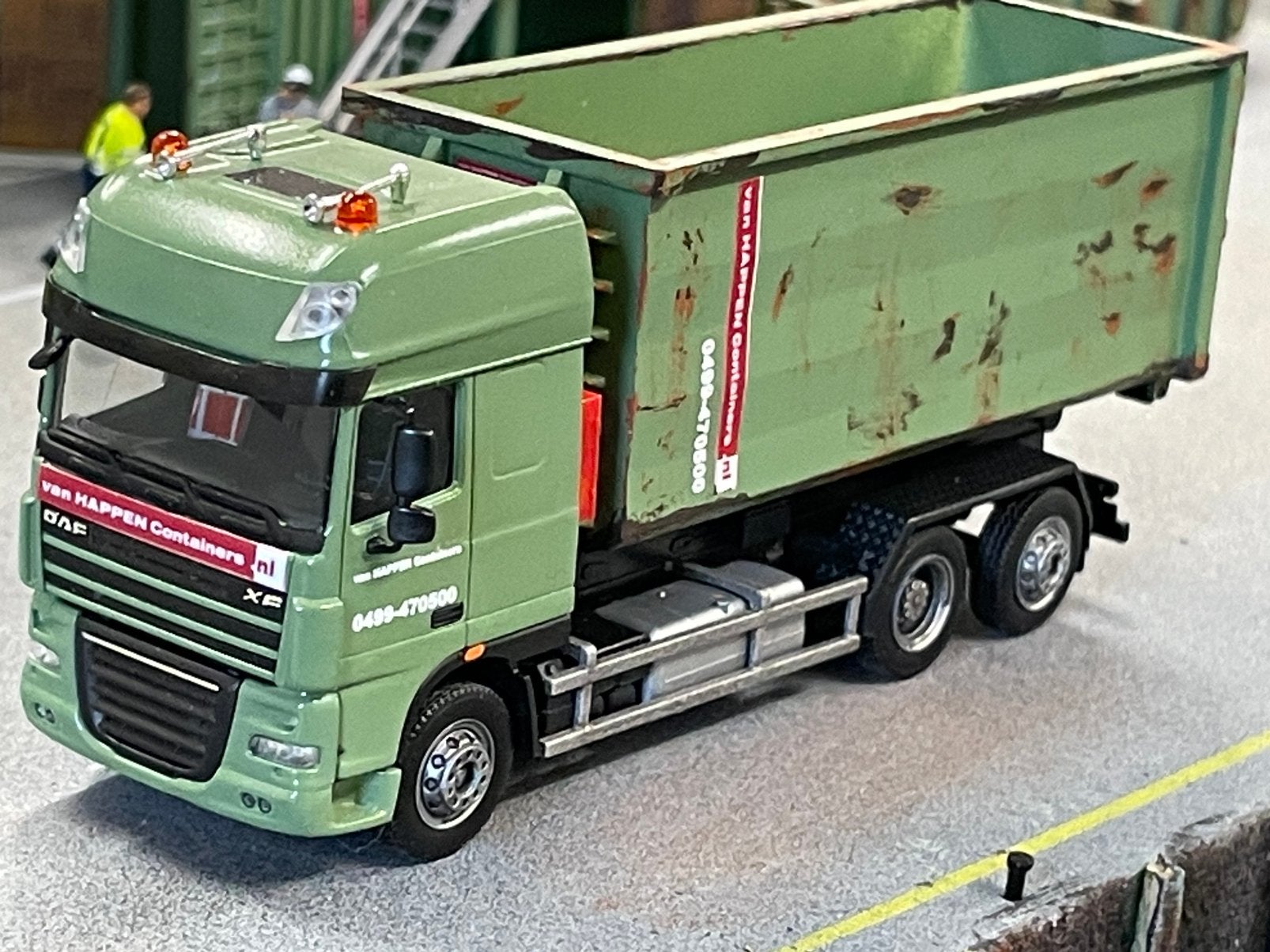 1:87 Daf XF Van Happen met container, zelfbouw, Ophalen of Verzenden, Zo goed als nieuw, Bus of Vrachtwagen, Overige merken