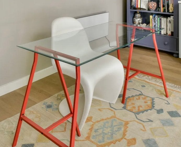 Bureau met glazen tafelblad en rode schragen. €35!, Ophalen, 120 cm, 65 cm, Zo goed als nieuw