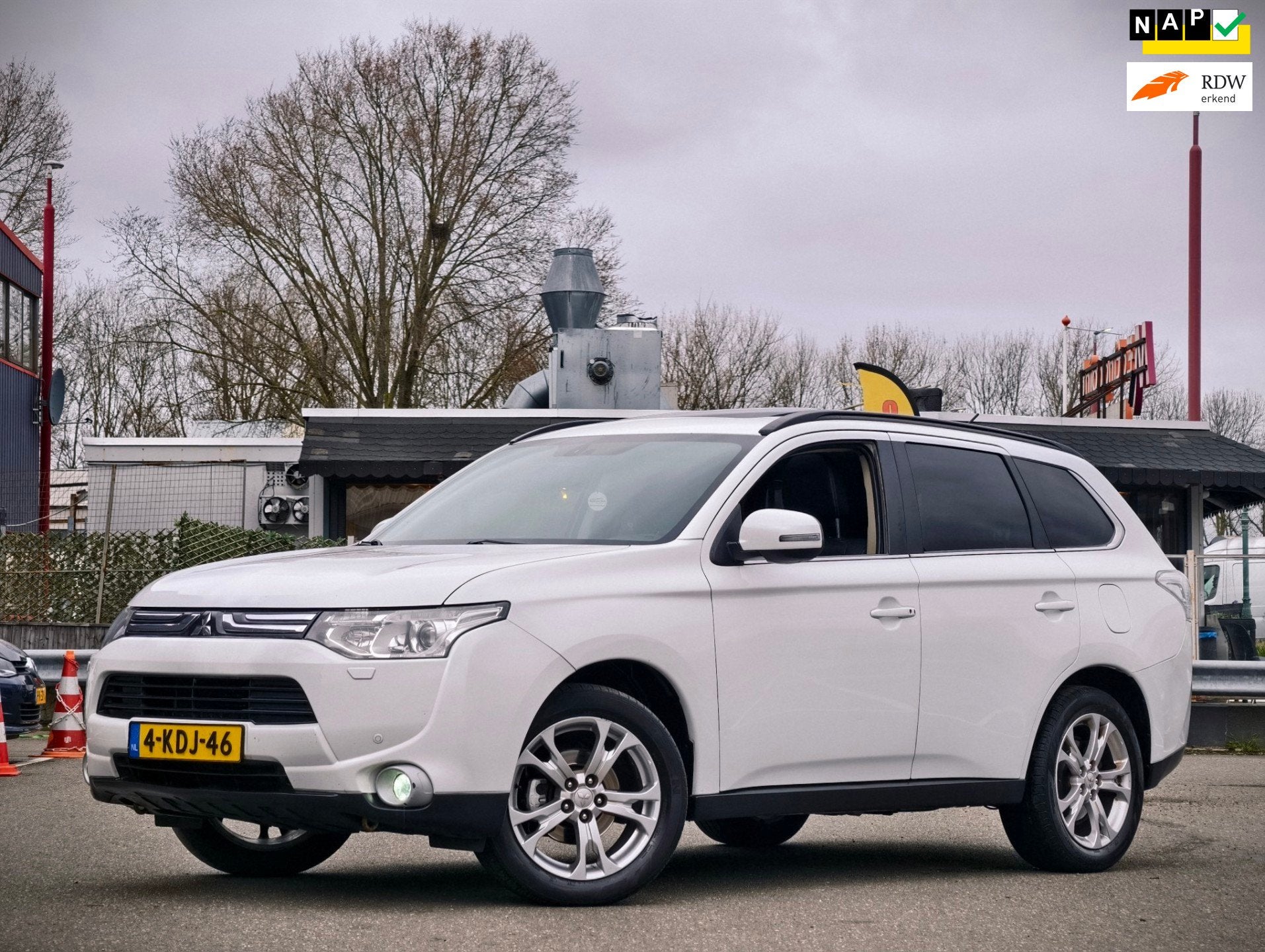 Mitsubishi Outlander 2.0 Instyle / AUTOMAAT / 7 PERS / PANO, Auto's, Automaat, Euro 5, 15 km/l, Zwart