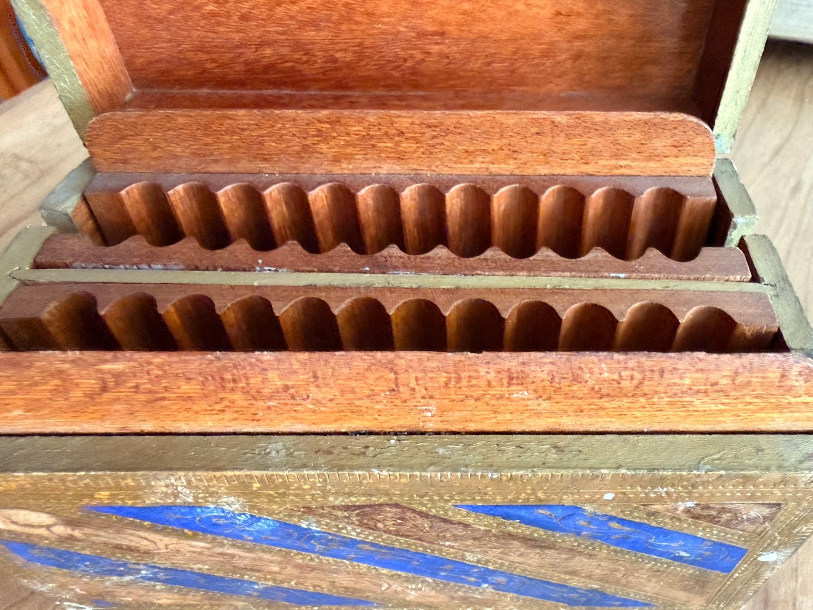Antieke houten doos met decoratieve inleg voor bv sigaretten, Antiek en Kunst, Ophalen of Verzenden