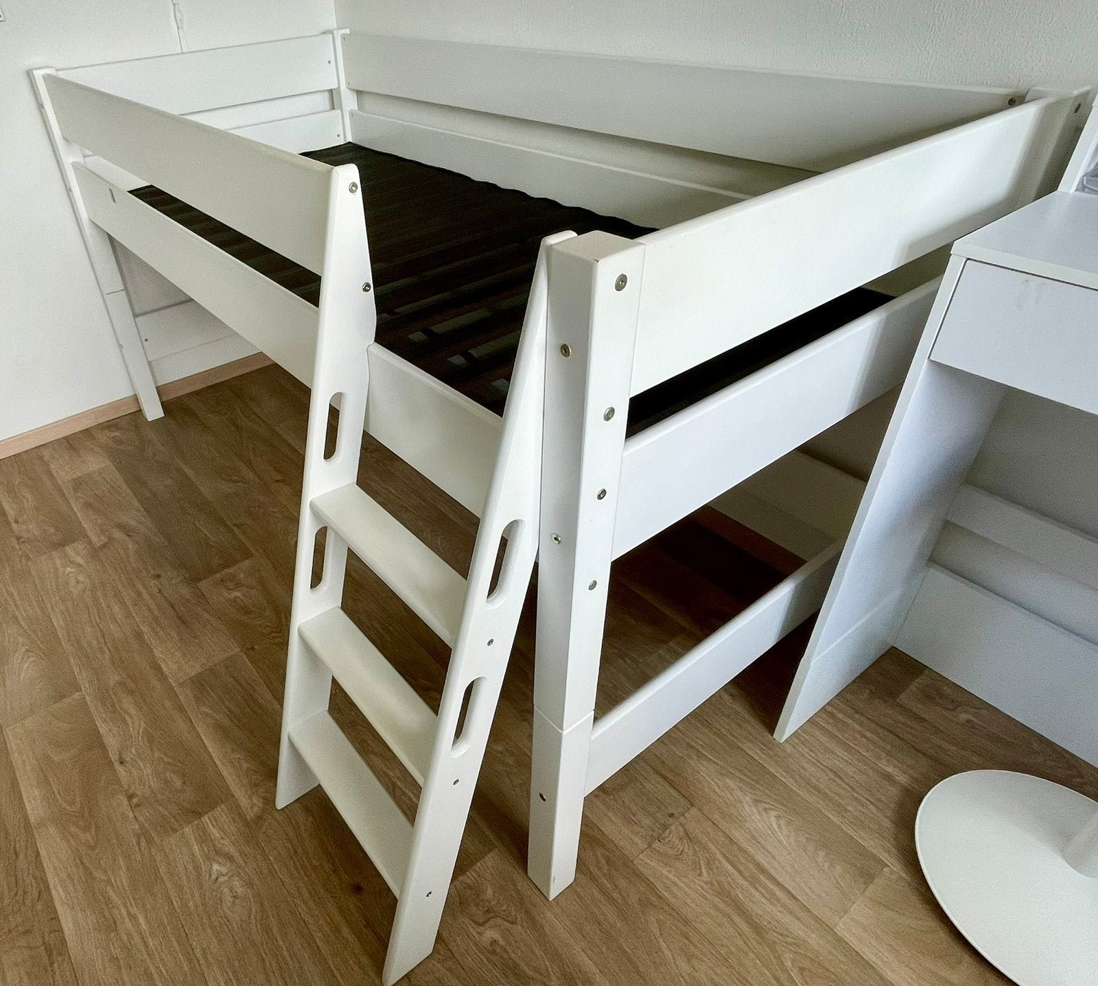 TE KOOP: witte massief beuken halfhoogslaper met lattenbodem, Ophalen, Zo goed als nieuw, Halfhoogslaper
