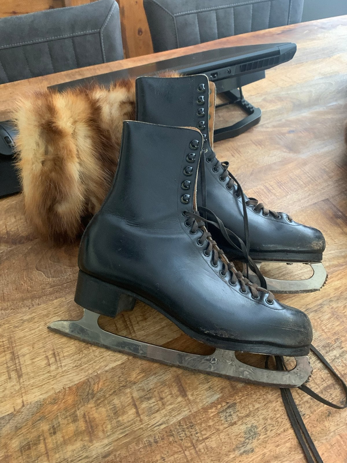 Antieke donkerbruine dames schaatsen, Ophalen