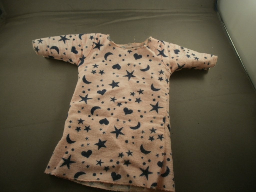 poppen kleertjes pyjama jasje/jurk flanel maan sterren, Overige merken, Overige typen, Ophalen of Verzenden, Meerkleurig